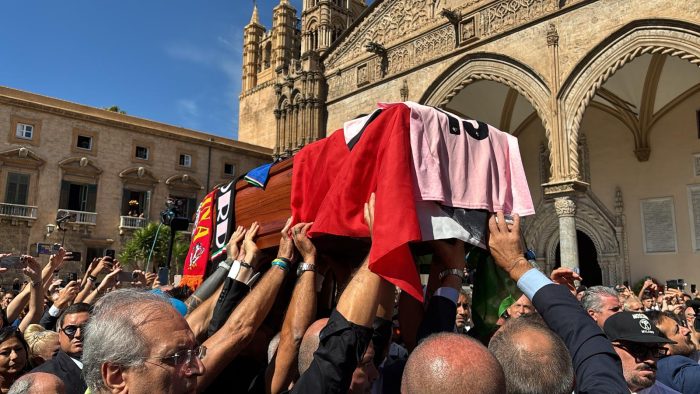 Amici e tifosi in Cattedrale per l’ultimo saluto a Schillaci