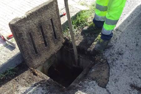 Gioia Tauro, iniziati i lavori di pulizia dei tombini comunali di scolo delle acque bianche L'amministrazione comunale ha determinato di iniziare dalle vie esposte a maggiori pericoli di allagamento, secondo i dati storici comunicati dal settore tecnico