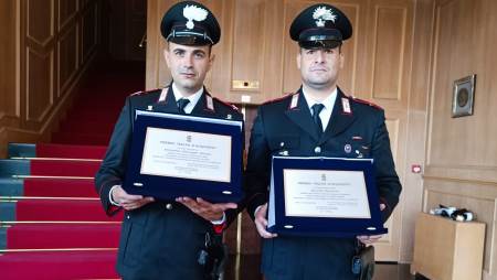 Premiati due Carabinieri dal Comando Generale per atti d’eroismo per aver salvato un anziano dalle fiamme a Cinquefrondi I due militari per il loro gesto eroico sono stati insigniti del "Premio Salvo D'Acquisto" a Roma