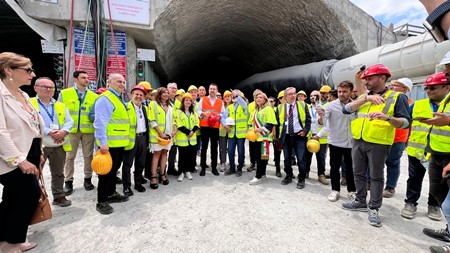 Sasso (Lega), “Terzo Megalotto SS106: un grande successo grazie all’impegno di Matteo Salvini” I primi sette chilometri, che collegano il Viadotto Laghi all'innesto con la Statale 534, sono già asfaltati e pronti per essere aperti al traffico