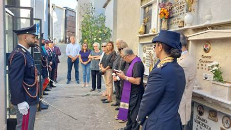 Reggio Calabria, ricorre oggi l’anniversario della morte del Maresciallo Filippo Foti Filippo Foti, medaglia d'oro al valor militare alla memoria, nel settembre del 1967 sventò un attentato terroristico, portando via da un treno affollato una valigia contenente un ordigno che esplose, una volta lontana dal convoglio, uccidendo il poliziotto