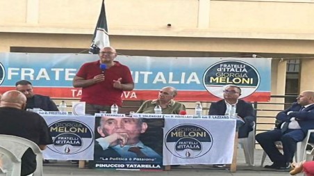 Taurianova, ieri sera la presentazione del libro di Pinuccio Tatarella “La Destra verso il futuro” Evento fortemente voluto ed organizzato dal circolo di Fratelli d’Italia di Taurianova che ha accolto nella splendida cornice di Piazza Mercato