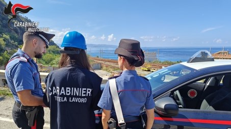 Stretta sul lavoro in nero nel Reggino, stop ai lavori in un cantiere e sanzioni per gravi violazioni della sicurezza Durante il sopralluogo, i militari hanno riscontrato che i lavoratori non avevano ricevuto la formazione obbligatoria in materia di sicurezza né erano stati sottoposti alla visita medica preventiva, come previsto dalla legge