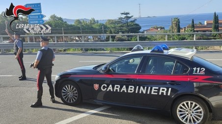 Inseguimento nel Reggino, un arresto per resistenza a pubblico ufficiale e un altro denunciato per porto di armi improprie Alla vista delle forze dell’ordine, i due occupanti hanno tentato la fuga in direzione Reggio Calabria