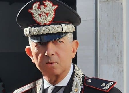 Il comandante della Legione Carabinieri della Calabria Gen. Sciuto visita il Comando Provinciale Accolto dal Comandante Provinciale, il Generale Sciuto ha voluto incontrare i Comandanti dei vari reparti e una rappresentanza di Carabinieri di ogni ordine e grado, in servizio nelle diverse componenti territoriali e speciali operanti nella provincia reggina