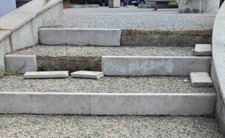 Taurianova, il degrado a Piazza Italia. FOTO Abbiamo ricevuto da parte di alcuni nostri lettori una lettera corredata da fotografie che si lamentano per la situazione in cui versa la piazza centrale della città