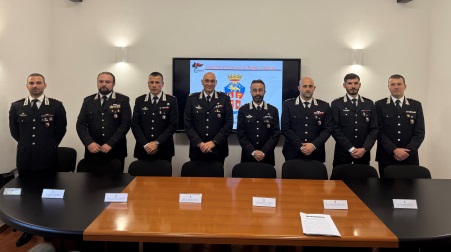 Presentazione degli Ufficiali destinati al Comando Provinciale dei Carabinieri di Reggio Calabria. I NOMI I nuovi Ufficiali, provenienti da esperienze professionali di assoluto rilievo da diverse parti d’Italia, porteranno il loro contributo in termini di professionalità, spirito di servizio e impegno quotidiano a tutela dei cittadini di Reggio Calabria e provincia