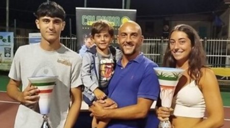 Il prestigioso “Tennis Club Oppido Gianni Caruso” ha organizzato il 15° Torneo Nazionale Open Notevole la partecipazione di pubblico di appassionati e non che per l’occasione hanno popolato la città di Oppido e gremito l’impianto sportivo sede dell’avvenimento