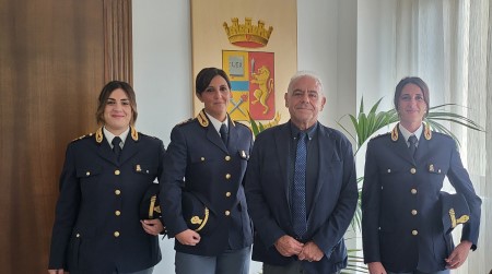 Il Questore della Provincia reggina accoglie tre neo Commissari della Polizia di Stato Nell’accoglierle nella grande famiglia della Polizia di Stato, il Questore ha augurato loro un proficuo lavoro al servizio della comunità della provincia reggina