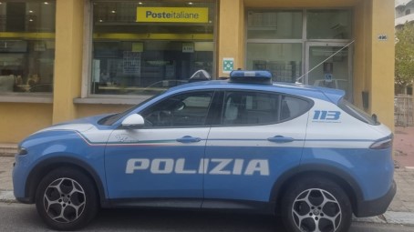 Arrestato un 23enne per diversi reati commessi all’interno dell’Ufficio Postale Centrale nel Reggino Gli Agenti della Polizia di Stato, giunti immediatamente sul posto, sono riusciti a fermare il giovane che, dopo aver proferito frasi offensive e opposto nei loro confronti una ferma resistenza, è stato bloccato e messo in sicurezza, tranquillizzando così i cittadini presenti all’interno dell'Ufficio Postale