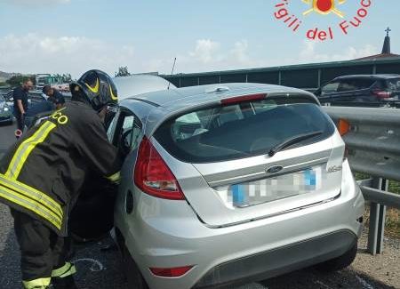 Terribile incidente stradale in Calabria, uno scontro frontale con un’auto contromano in autostrada, due feriti Il più grave, l'83enne alla guida della Fiesta, veniva  estratto dall'abitacolo dai vigili del fuoco