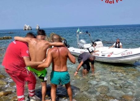 Intervento dei Vigili del fuoco in Calabria che hanno soccorso una persona che si è trafitto accidentalmente il piede con la fiocina Grazie all’azione coordinata i Vigili del Fuoco, con l’ausilio del gommone della Guardia Costiera, riuscivano a raggiungere l’infortunato e dopo aver  tagliato la fiocina lo trasportavano a riva dove veniva consegnato ai sanitari del 118