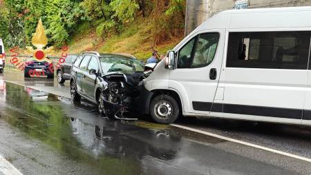 Violento scontro sulla SS18, 4 passeggeri disabili feriti a bordo di un minibus Intervento dei vigili del fuoco è valso altresì alla messa in sicurezza del sito e delle vetture