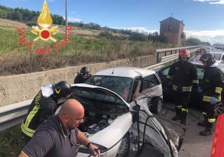 Incidente stradale in Calabria, una donna è stata estratta dalle lamiere dai Vigili del fuoco e trasportata in ospedale Sul posto carabinieri per gli adempimenti di competenza