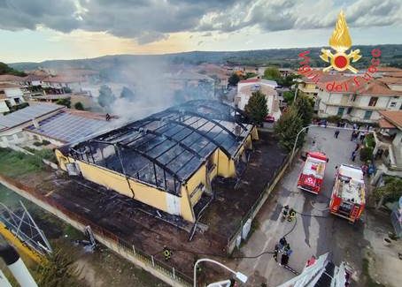 Pauroso incendio in Calabria, distrutto il tetto di una palestra Sul posto carabinieri per gli adempimenti di competenza. Accertamenti in corso circa l'origine del rogo al momento nessuna ipotesi viene esclusa