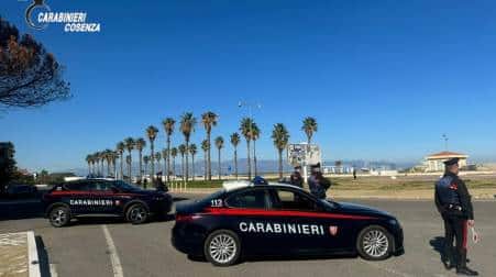 Aveva reso la vita impossibile alla sua compagna: misura in carcere per un imprenditore in Calabria Continui maltrattamenti costituiti da sistematiche vessazioni e umiliazioni, denigrazioni sull’aspetto fisico, tanto da arrivare anche ad imporle il vestiario, offese per farla sentire brutta dal punto di vista estetico, la costrizione a lasciare il posto di lavoro per aumentarne il grado di dipendenza economica