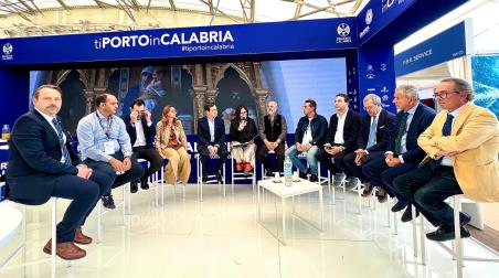 Il presidente dell’Autorità di Sistema portuale dei mari Tirreno meridionale e Ionio, Andrea Agostinelli, ha partecipato alla 64esima edizione del Salone Nautico Al centro della progettualità in atto, - ha continuato Agostinelli - facendoci ispirare dalle vele che popolano l’infrastruttura portuale della “città del vento”