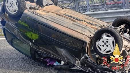 Brutto incidente stradale sull’Autostrada “A2”, vettura si ribalta e il conducente rimane ferito trasportato all’ospedale Intervento dei vigili del fuoco è valso alla messa in sicurezza del sito e della vettura