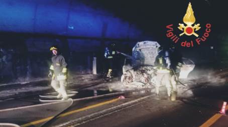 Tragedia sfiorata all’interno della Galleria Limina, un’autovettura si incendia, salvate quattro persone