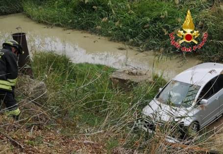 Pauroso incidente stradale in Calabria, auto va fuori strada e finisce in un canalone Raggiunto il malcapitato, lo stesso veniva recuperato ed affidato al personale sanitario del Suem118, per le cure del caso