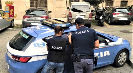 Arresto della Volante un 39enne nel Reggino per detenzione ai fini di spaccio di sostanza stupefacente L’attività è proseguita con una perquisizione nell’abitazione dell’uomo, grazie alla quale il personale della Polizia di Stato ha rinvenuto circa 4 kg di sostanza stupefacente del tipo marijuana