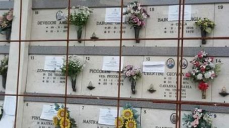 Grave intimidazione in Calabria. Coltello sulla lapide della madre di un Consigliere Comunale Ignoti si sono introdotti nella cappella di famiglia, avviate le indagini