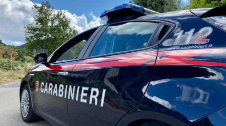 Arrestato un falso Maresciallo dei carabinieri in Calabria, aveva raggirato delle persone anziane In un episodio, dopo essersi qualificato come Maresciallo dei Carabinieri, le aveva fatto credere che suo figlio aveva causato un grave sinistro stradale dove era deceduta una donna. Per questa ragione l’uomo era stato arrestato e per poterlo liberare era necessario versare un pagamento di almeno 12.000,00 Euro