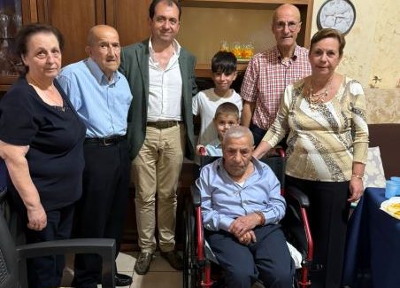 Il signor Giovanni Alessandro compie 100 anni: gli auguri dell’Amministrazione comunale con il Consigliere Giuseppe Giordano  festeggiare il nonnino c'erano i suoi familiari e, a portare gli auguri da parte dell'Amministrazione comunale di Reggio Calabria, era presente il consigliere Giuseppe Giordano