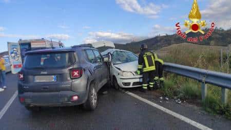 Tragico incidente mortale, in uno scontro sulla strada provinciale muore la moglie di un sindaco calabrese. NOME Durante le operazioni la strada è stata chiusa per dar modo all’elisoccorso, precedentemente avvisato, di atterrare e soccorrere le persone coinvolte