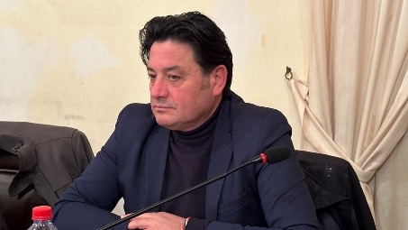 La replica del sen. Rapani al Consigliere regionale Tavernise, “ignoranza e disinformazione” Il Senatore Ernesto Rapani (Fratelli d’Italia) non ha certo usato mezzi termini nel rispondere alle recenti dichiarazioni del consigliere regionale del Movimento 5 Stelle, Davide Tavernise, sulla problematica dei ritardi del servizio navette nella tratta ferroviaria Sibari-Crotone. Tavernise, in un intervento pubblico, aveva espresso critiche riguardo la gestione della situazione chiamando in causa il parlamentare di Fdi, ma la sua presa di posizione ha innescato una replica dura e senza sconti da parte del senatore calabrese, che non ha esitato a definire la posizione del consigliere «disinformata e superficiale».  «Tavernise ha sprecato un’ottima occasione per stare zitto e scongiurare una brutta figura», ha dichiarato il senatore Rapani, con tono fermo e deciso. «Lui, che si presenta come il paladino di ogni cosa che si fa sul territorio, ha dimostrato di non conoscere nemmeno i fondamentali delle competenze degli enti coinvolti nella gestione delle infrastrutture ferroviarie. Tavernise parla di cose di cui non ha alcuna conoscenza, e questo è un atteggiamento irresponsabile, soprattutto per chi ricopre un ruolo istituzionale come il suo».  Rapani ha puntato il dito sull’ignoranza in materia di Tavernise riguardo le responsabilità specifiche di RFI (Rete Ferroviaria Italiana) e Trenitalia: «È sorprendente che un consigliere regionale come Tavernise non sappia nemmeno che RFI si occupa della gestione delle reti ferroviarie, mentre Trenitalia ha il compito di gestire i servizi passeggeri. Eppure, ha parlato con una sicurezza che solo uno sprovveduto e disinformato potrebbe avere». Un’affermazione che lascia poco spazio all’interpretazione, sottolineando quanto, secondo Rapani, Tavernise abbia trattato la questione in modo superficiale e poco professionale.  Ma il senatore di Fratelli d’Italia non si è limitato a evidenziare le mancanze del consigliere pentastellato: «Non è la prima volta che vediamo il Movimento 5 Stelle fare questo tipo di ingerenze. Tavernise ha preso una posizione che non gli compete, sollevando questioni che non rientrano nel suo ambito di responsabilità. Un parlamentare nazionale, così come un consigliere regionale, ha il compito di legiferare e di occuparsi delle grandi questioni di governance, non certo di problematiche che devono essere gestite, orari di navette o turnazioni, per competenze che spettano alla burocrazia o organismi di gestione. Una cosa è informarsi su questioni ordinarie, altra cosa è intercedere bypassando ruolo e funzioni». Un’affermazione, quella di Rapani, che mira a evidenziare una netta distinzione di ruoli e a rimarcare l’approccio del Movimento 5 Stelle, spesso accusato di ingerenza nelle faccende locali senza possedere le competenze, né l'autorità per farlo, aprendosi a forme di abuso di potere. Ma Rapani non si ferma qui: «Tavernise si è fatto trascinare in una polemica inutile e fuori luogo, dimostrando solo nervosismo e incompetenza».  Comunque sia, il senatore, poiché chiamato in causa, ha poi deciso di entrare nel merito della questione per chiarire alcuni punti fondamentali: «Approfitto per informare il consigliere Tavernise, che evidentemente ignora i fatti, che dal 7 ottobre scorso è attivo un bus navetta che parte da Sibari alle ore 23, con transito a Corigliano-Rossano e fermate in entrambe le aree urbane. Questo servizio è stato previsto proprio per venire incontro alle esigenze del territorio. E non solo: Trenitalia aveva persino previsto un collegamento fino a Crotone, ma purtroppo la proposta non è stata accettata da ArtCal, l’Azienda Regionale dei Trasporti della Calabria. Mi stupisco che Tavernise, che si presenta come il difensore degli interessi del territorio, non conosca neanche questi dettagli».  L’affondo di Rapani è netto e preciso. Il senatore accusa Tavernise non solo di non conoscere i dettagli tecnici, ma anche di non aver utilizzato il suo ruolo istituzionale per cercare soluzioni concrete: «Se Tavernise fosse davvero capace di svolgere il suo ruolo di consigliere regionale, soprattutto di opposizione, si sarebbe già fatto promotore di una soluzione presso ArtCal per far approvare la richiesta di Trenitalia. Se fosse in grado di risolvere la questione, io sarei il primo a plaudire e a complimentarmi con lui. Ma la verità è che preferisce sollevare polemiche senza fondamento piuttosto che lavorare seriamente per il bene del territorio».  Rapani invita Tavernise a mettere da parte le polemiche e di concentrarsi su azioni concrete a favore della Calabria e dei suoi cittadini. «Fino a quando continuerà a parlare di questioni che non conosce, continuerà a fare solo brutte figure. E la sua reazione spropositata dimostra solo una cosa: nervosismo. Tavernise è nervoso perché sa di non essere in grado di affrontare la situazione in modo adeguato. In Calabria abbiamo bisogno di politici seri, preparati e pronti a lavorare per risolvere i problemi reali del territorio, non di personaggi che sollevano polveroni mediatici senza avere alcuna competenza. Quando si dicono le verità, i nervi si scoprono, e Tavernise ha dimostrato di avere molti nervi scoperti. Il Movimento 5 Stelle ci ha abituati a questo tipo di atteggiamenti, ma il territorio calabrese merita molto di più».