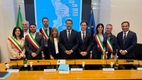 Mit, “al via progetto riqualificazione SS106 Jonica, da Reggio Calabria a Catanzaro” Nel corso della riunione, Salvini ha ricordato lo stanziamento di 3 miliardi disposto per la SS106 nella legge di bilancio 2023 e l'impegno finanziario previsto per le strade della Calabria