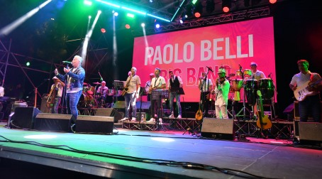 Paolo Belli incontenibile: tripudio di pubblico anche sotto la pioggia L'omaggio del sindaco Falcomatà al frontman di Ballando con le stelle che afferma: "Che meraviglia Reggio Calabria. Ci sono un miliardo di motivi per venire qui"