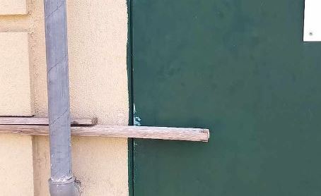 Taurianova, porta antincendio in un plesso scolastico retta da un bastone da anni Ci hanno segnalato questa condizione che si trova presso la Scuola Elementare "Monteleone"