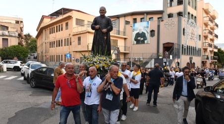 Reggio Calabria celebra il Santo Patrono della Città Metropolitana San Gaetano Catanoso A Spirito Santo la processione alla presenza del sindaco metropolitano Giuseppe Falcomatà, del consigliere regionale Giovanni Muraca, del consigliere metropolitano Filippo Quartuccio, dell'assessora comunale Marisa Lanucara e del comandante della Polizia metropolitana Francesco Macheda