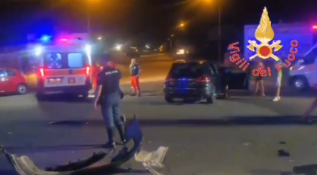 Bruttissimo scontro tra quattro auto in Calabria, tre i feriti, tra cui un bambino. FOTO La polizia stradale ha avviato gli accertamenti di rito