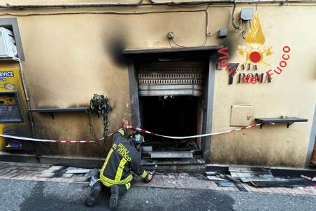 Un incendio ha distrutto un bar con rivendita di tabacchi in Calabria Intervento dei vigili del fuoco è valso alla completa estinzione delle fiamme ed alla messa in sicurezza del sito