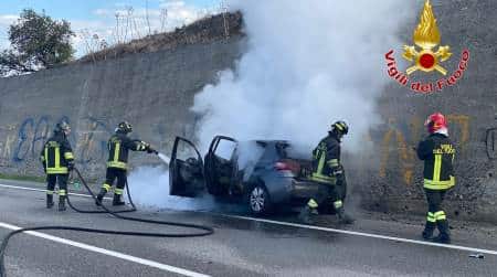 Auto incendiata sulla SS106, il conducente si è messo in salvo uscendo dall’autovettura All’arrivo dei vigili del fuoco le fiamme si erano già propagate sulla parte anteriore, immediatamente iniziavano le operazioni di spegnimento evitando che le stesse potessero coinvolgere l’intera autovettura, si metteva quindi in sicurezza la zona circostante