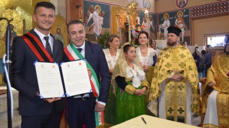 Il comune arbëresh di San Cosmo Albanese e la città di Mirdita avviano il percorso di cooperazione internazionale con un forte patto di gemellaggio A sottoscrivere il documento sono stati i primi cittadini delle due località gemelle, Damiano Baffa e Albert Mëlyshi, che hanno avviato un proficuo rapporto di scambio economico e culturale