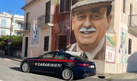 Coltivava piante di canapa indiana in casa: un soggetto arrestato dai Carabinieri in Calabria Poiché l’uomo presentava un atteggiamento sospetto, la perquisizione è stata estesa anche nella sua abitazione di Diamante. Determinante è stata l’intuizione dei Carabinieri: una volta giunti in casa hanno rinvenuto un totale di circa 104 grammi di marijuana e due serre, una di fianco all’altra