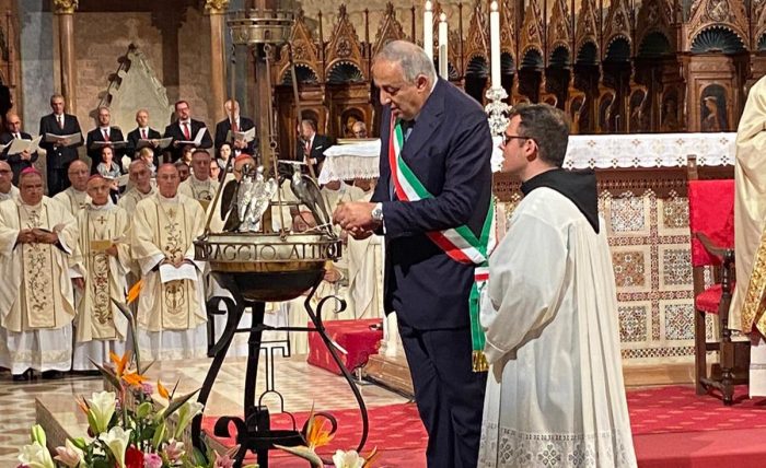 Lagalla accende la lampada votiva sulla tomba di San Francesco ad Assisi