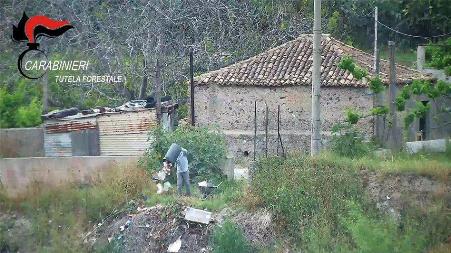 Operazione nel Reggino contro l’abbandono dei rifiuti. Beccati dalle videocamere alcuni “lordazzi” che utilizzavano un torrente come discarica La situazione verificata si è presentata di particolare gravità con la presenza di rifiuti, in continuo aumento, costituiti da materiali di risulta di cantieri edili, guaine bituminose ed altri rifiuti di varia natura