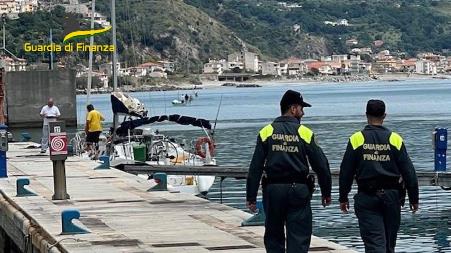 Operazione “Summersea”, circa 550 controlli eseguiti in mare e su tutto il litorale calabrese Le sanzioni complessivamente elevate sono state pari a € 74.025, per illeciti vari, tra i quali, mancato utilizzo dei dispositivi di sicurezza di bordo, mancanza del titolo abilitativo alla condotta di unità da diporto, fino alla completa assenza dell’assicurazione obbligatoria e della documentazione fiscale