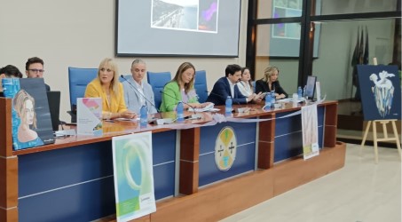 Il centro “Ananke” a Reggio Calabria per la cura dei disturbi alimentari I 14 Centri Ananke presenti in Italia, sono strutture ambulatoriali autonome, dove i maggiori esperti di DCA, in equipe multidisciplinare, operano in sinergia, sotto lo stretto coordinamento scientifico di Villa Miralago, da sempre punto di riferimento per chi soffre di questi disturbi