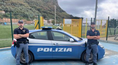 Arrestato un giovane soggetto a Daspo, ma beccato mentre assisteva all’incontro tra Palmese e Gioiese Lo stesso nascondeva il proprio volto dapprima con una sciarpa e successivamente con la maglietta, verosimilmente al solo fine di non essere riconosciuto dalle forze dell’ordine presenti