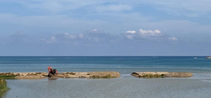 Crotone: Avviati i Lavori di Pulizia della Foce del Fiume Esaro