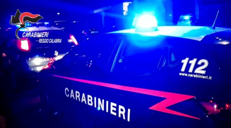 Gioia Tauro, controlli serrati dei Carabinieri nella Piana, 12 denunce tra risse, furto di energia elettrica e porto abusivo di armi A Rizziconi, Gioia Tauro e Rosarno, i carabinieri, con l’aiuto di tecnici specializzati, hanno individuato cinque persone accusate di furto di energia elettrica, dopo aver manomesso contatori e impianti di distribuzione, causando un danno stimato di circa 80.000 euro