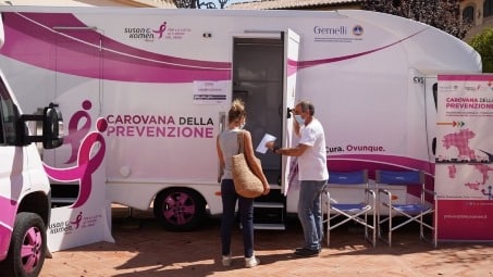 Nel mese della prevenzione dei tumori al seno, la Caritas Diocesana di Locri-Gerace e i suoi partner offrono screening gratuiti Ogni settimana, 2-4 donne vengono inserite nel flusso di visite quotidiane del centro, in modo discreto e confidenziale