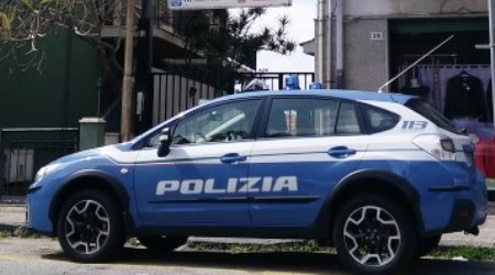 Arrestato a Villa San Giovanni responsabile di tentata rapina aggravata I poliziotti, giunti immediatamente sul posto, sono riusciti a fermare l'uomo nonostante la resistenza ed a identificarlo quale la stessa persona che, giorni prima, era stato fermato per il danneggiamento dell'Ufficio Postale  