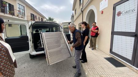 Consegna di un furgone per il trasporto disabili a una famiglia di San Luca nella sede della Caritas Diocesana di Locri-Gerace Il furgone è stato dotato di una pedana per disabili, realizzata grazie ai fondi 8xmille. Un intervento che rappresenta un passo significativo verso l’inclusione sociale e il miglioramento della qualità della vita per le persone con disabilità