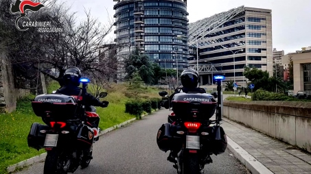 Reggio Calabria, stretta dei carabinieri in un controllo serrato in Piazza Sant’Agostino nel contrastare il degrado e la criminalità, identificate oltre 90 persone Tra i risultati più significativi, sono stati deferiti in stato di libertà per porto d’armi od oggetti atti ad offendere due 48enni originari di Reggio Calabria, entrambi trovati in possesso di coltelli a scatto muniti di meccanismi di bloccaggio